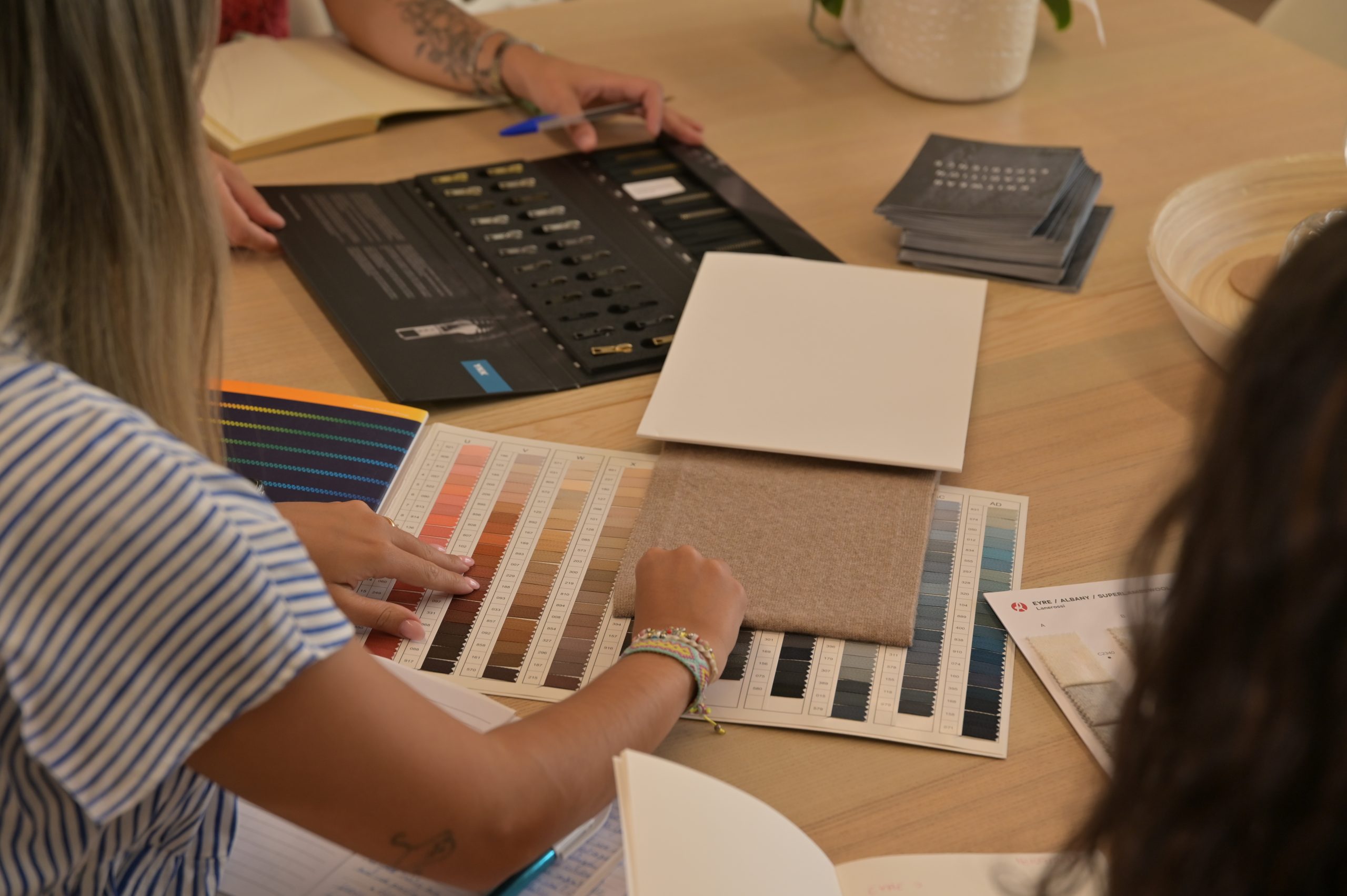 Team chosing yarns palette